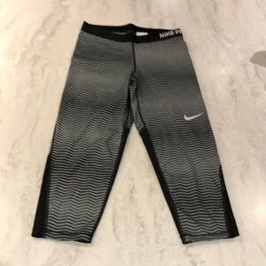 Nike pro Drifit grey / black patterned crop tights / leggings. EUC!